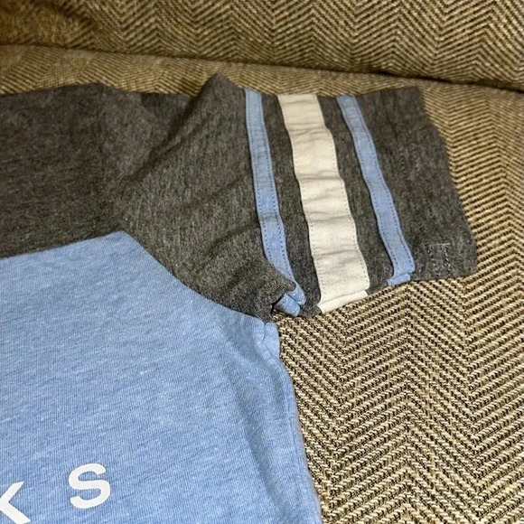 GARTH BROOKS ‼️OFFICIAL MERCH‼️ v-neck blue short sleeve t-shirt concert tour M - Picture 6 of 8